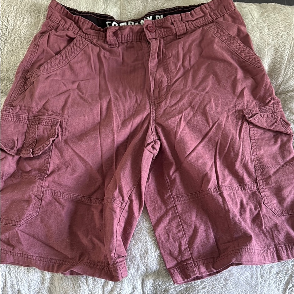 Dusty Rose Cargo Shorts with Belt Loops and Knee-Length Design
